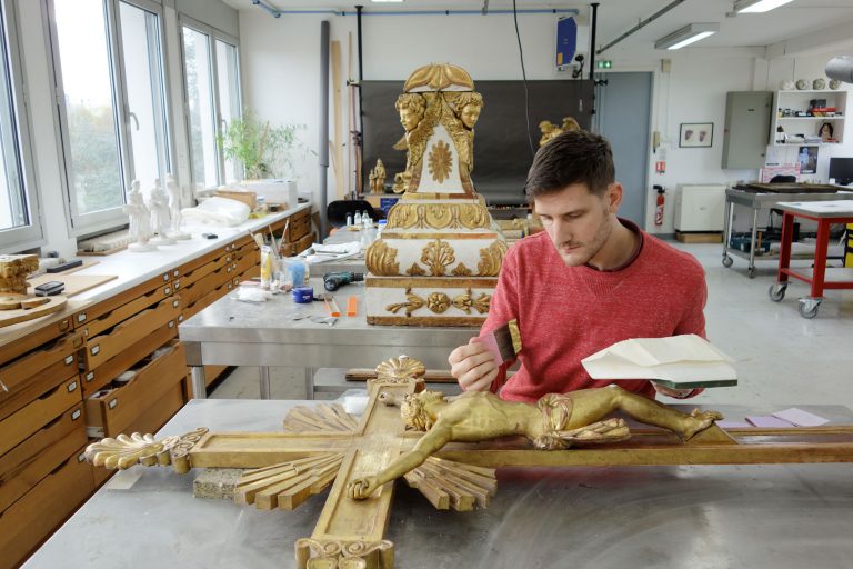 Sainte Vierge à l’Enfant - Pose de feuille d'or sur les zones lacunaires